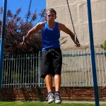Fredy Moreno realizando un ejercicio de fuerza en barras al aire libre