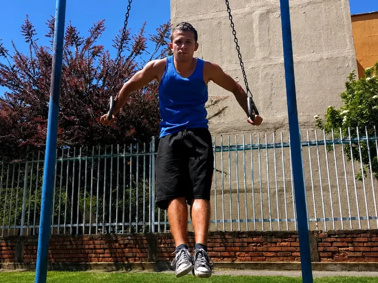 Fredy Moreno realizando un ejercicio de fuerza en barras al aire libre